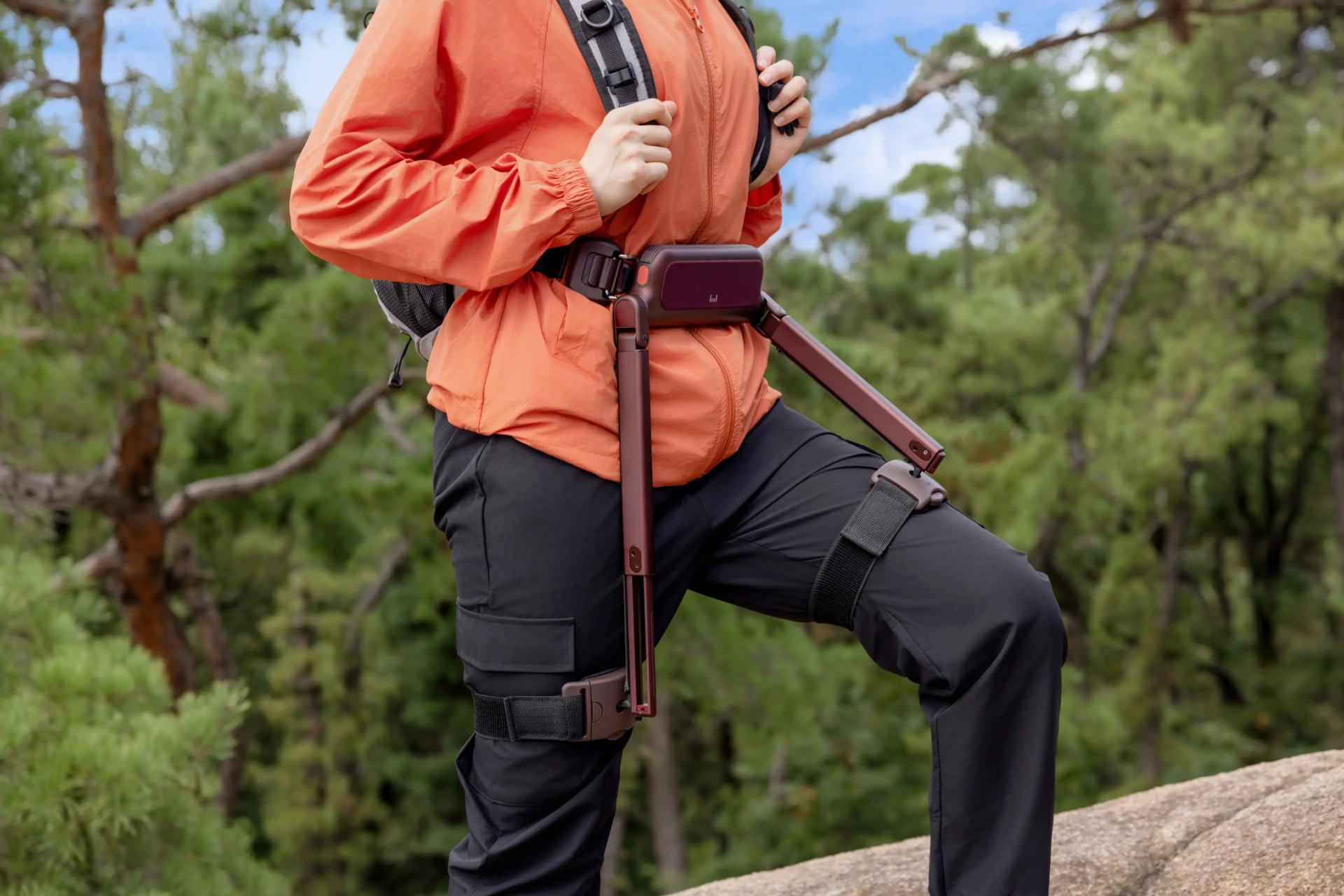 Detal egzoszkieletu WIM S w trybie Hiking podczas wyjścia w teren Detal egzoszkieletu WIM S w trybie Hiking podczas wyjścia w teren